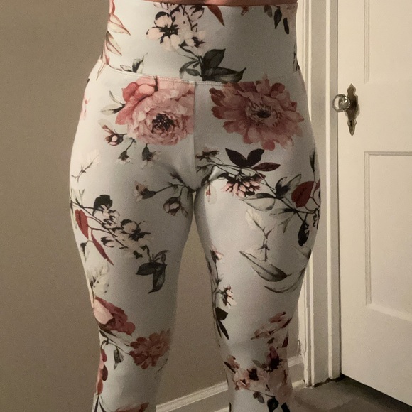 Cute Booty Lounge Floral Leggings - Pink and Black - Picture 5 of 5